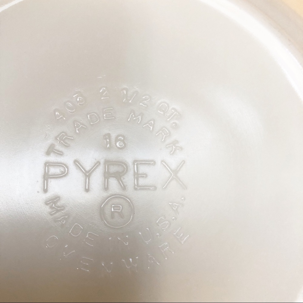 Vintage Pyrex 2 1/2 Quarts Ovenware Bowl - Picture 2 of 7